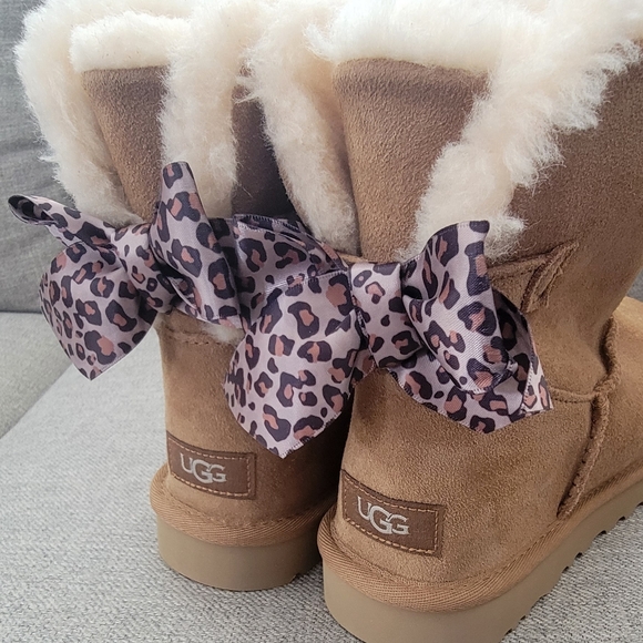 UGG Mini Bailey Leopard Bow Boot In Chestnut - Picture 7 of 7